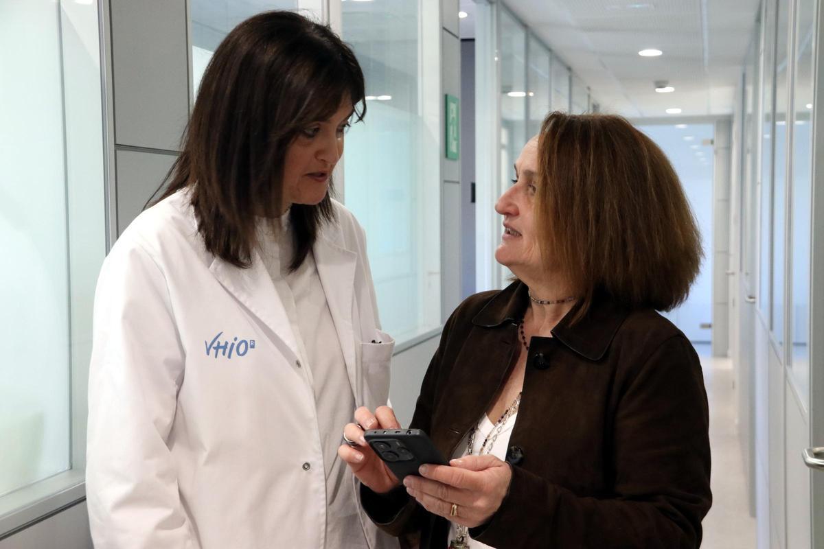La doctora Elena Élez, cap de la Unitat de Tumors Digestius de l'Hospital Vall d'Hebron i investigadora principal del Grup de Tumors Gastrointestinals del VHIO, amb Meritxell Jané, a qui van detectar un càncer de còlon el 2007, quan tenia 37 anys.
