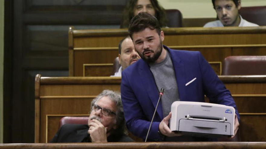 Rufián esgrime una impresora en el Congreso en defensa del referéndum