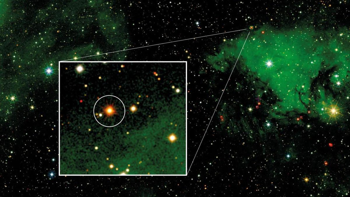 Región de Cygnus-X en las cercanías de la asociación Cygnus OB2. 2MASS J20395358+4222505 es la estrella enmarcada por encima de la nube de gas ionizado (en verde en la imagen) y que se puede ver en la imagen ampliada. Su color rojo revela que se trata de una estrella muy oscurecida, ya que intrínsecamente la estrella es de color azul debido a su alta temperatura (unos 24.000 grados).