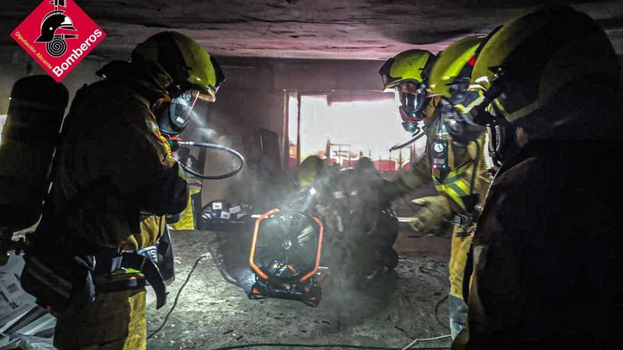 Un incendio quema un local comercial en los bajos de un edificio en Benidorm