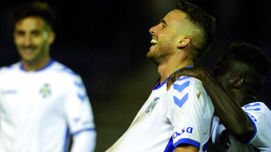 El Cádiz se mete de lleno en la lucha por el ascenso tras su goleada