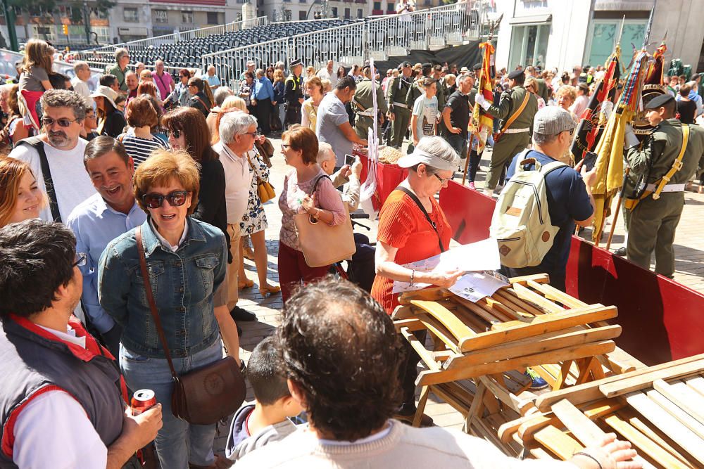 Los turistas, llegados en tres cruceros, visitan la ciudad en plena Semana Santa