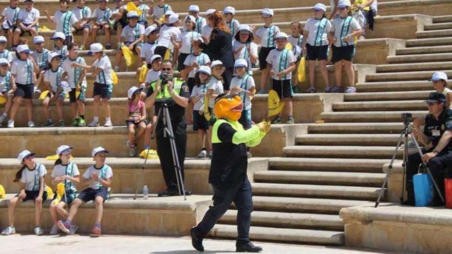 El Poli Paco en una intervención con escolares.