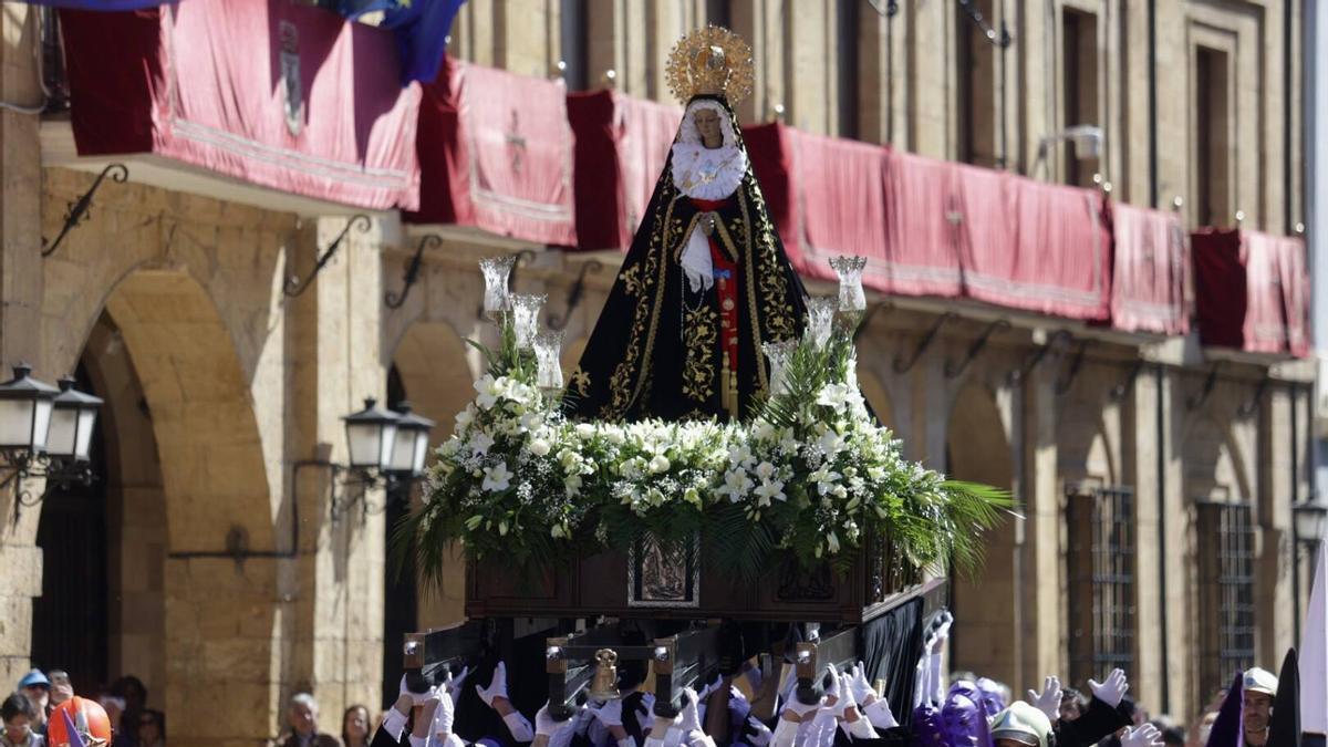 VÍDEO: El himno de España suena a la salida del paso de la Soledad en Oviedo