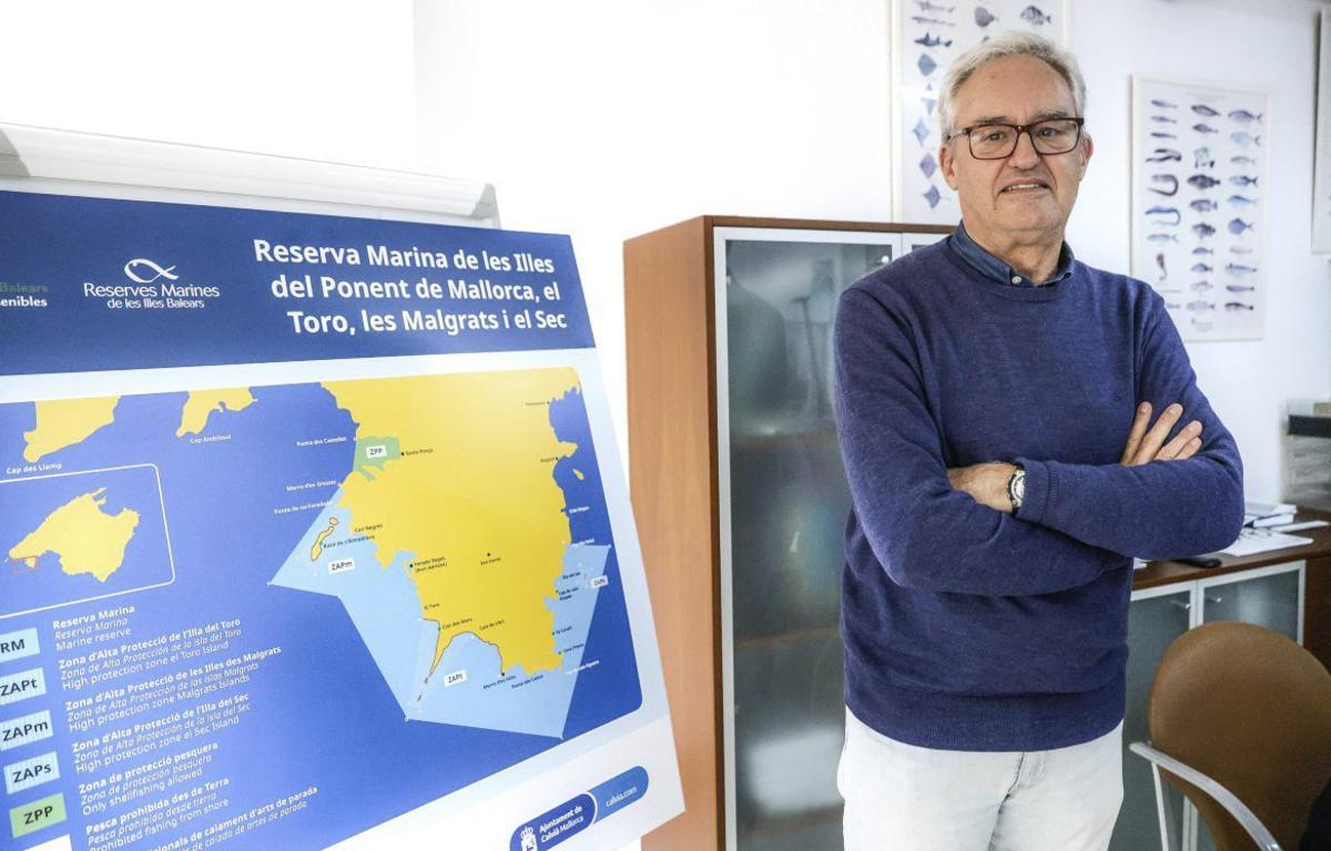 Setzt sich für den Konsum des lokalen Fisches ein: Generaldirektor Antoni Grau, hier neben einer Karte des Meeresschutzgebietes Ponent.  | FOTO: B. RAMON