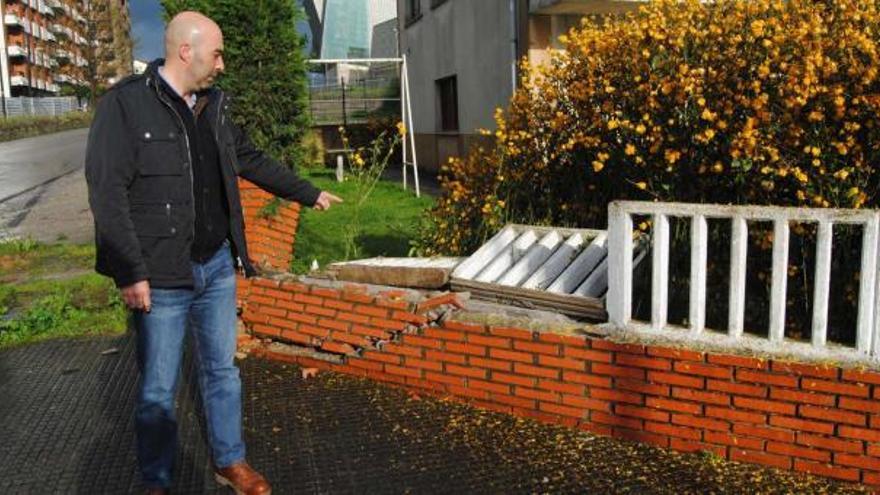 Juan Carlos Vázquez señala la parte del muro de su vivienda derribada por el impacto de un vehículo durante la madrugada del pasado domingo.