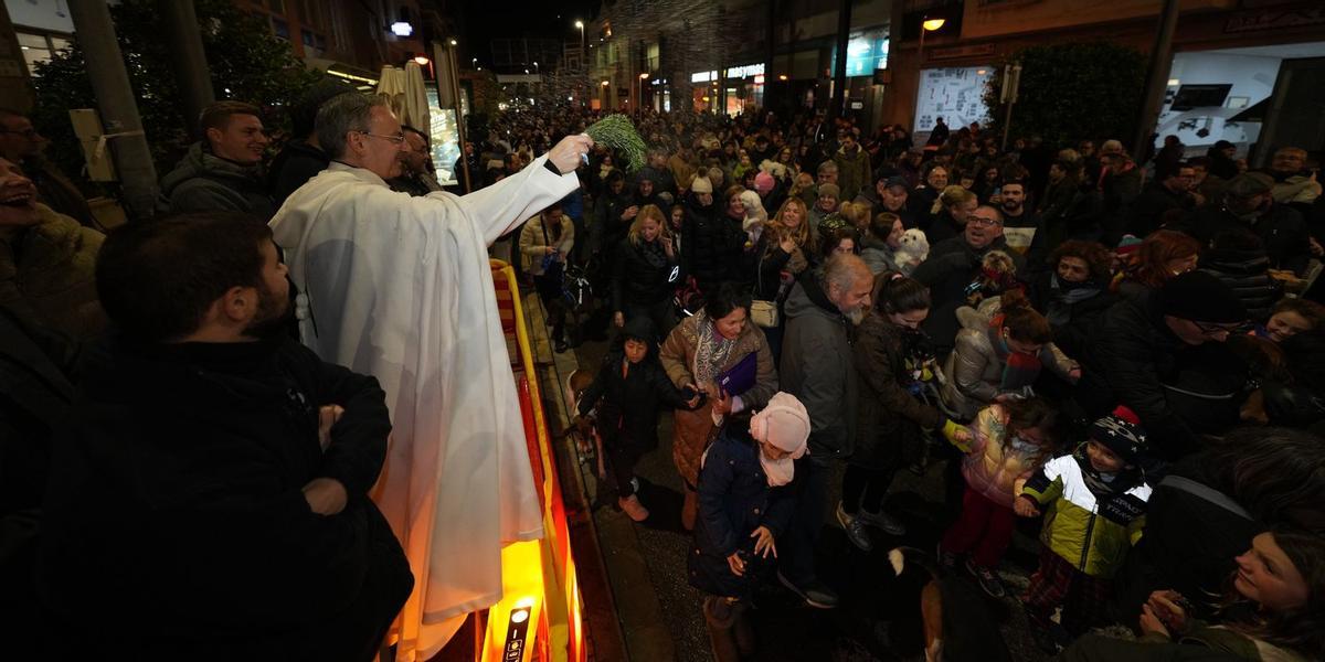 El párroco de la iglesia arciprestal, mosén Javier Aparici, bendice a los animales en la edición de la Matxà de Vila-real del pasado año.
