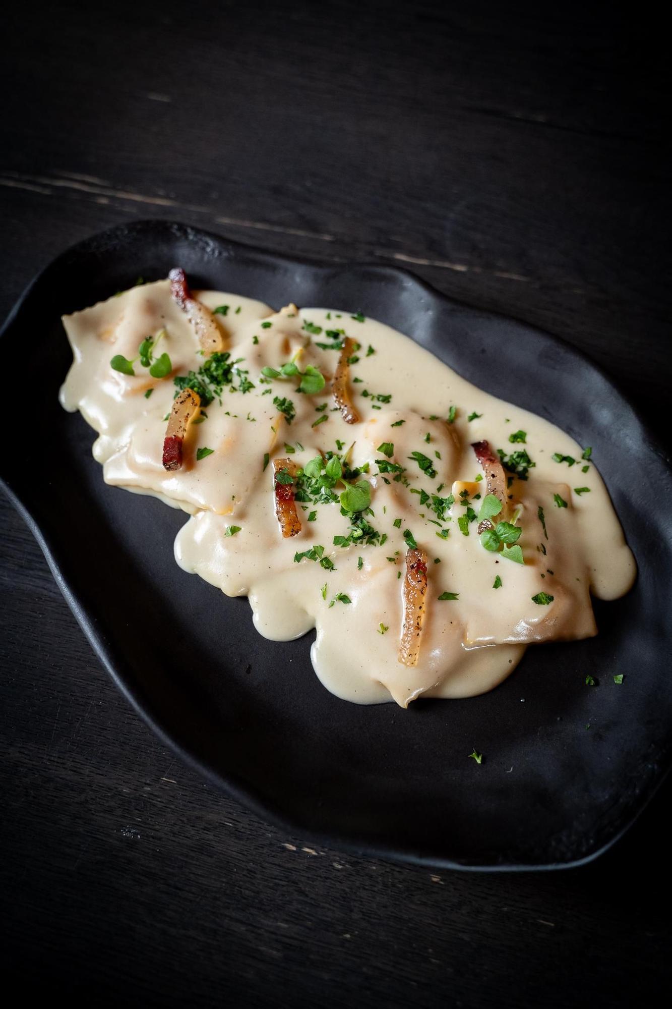 Rabioli de calaLosbaza, queso gorgonzola y guanciale de Caluana, el restaurante más bonito de Madrid
