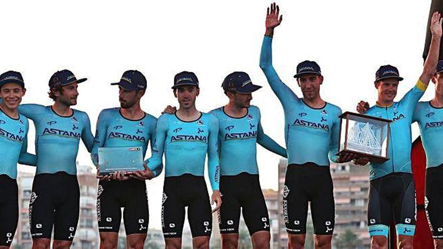 Los ciclistas del equipo Astana en el podium tras conseguir el mejor tiempo en la contrarreloj por equipos.