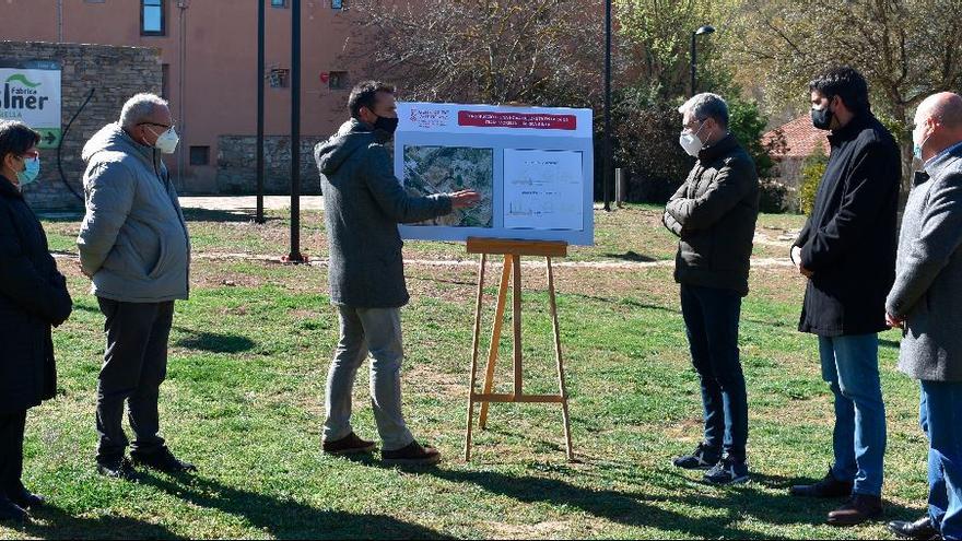 El conseller España anunció el carril bici en su visita a la Fábrica Giner de Morella, junto a las autoridades municipales.