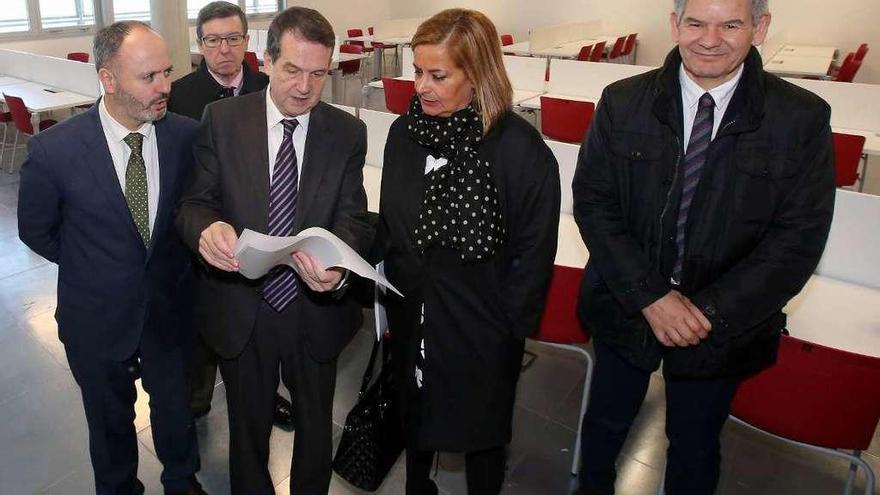 El alcalde y la presidenta de la Diputación junto a Regades, Font y Héctor en la biblioteca. // Marta G. Brea