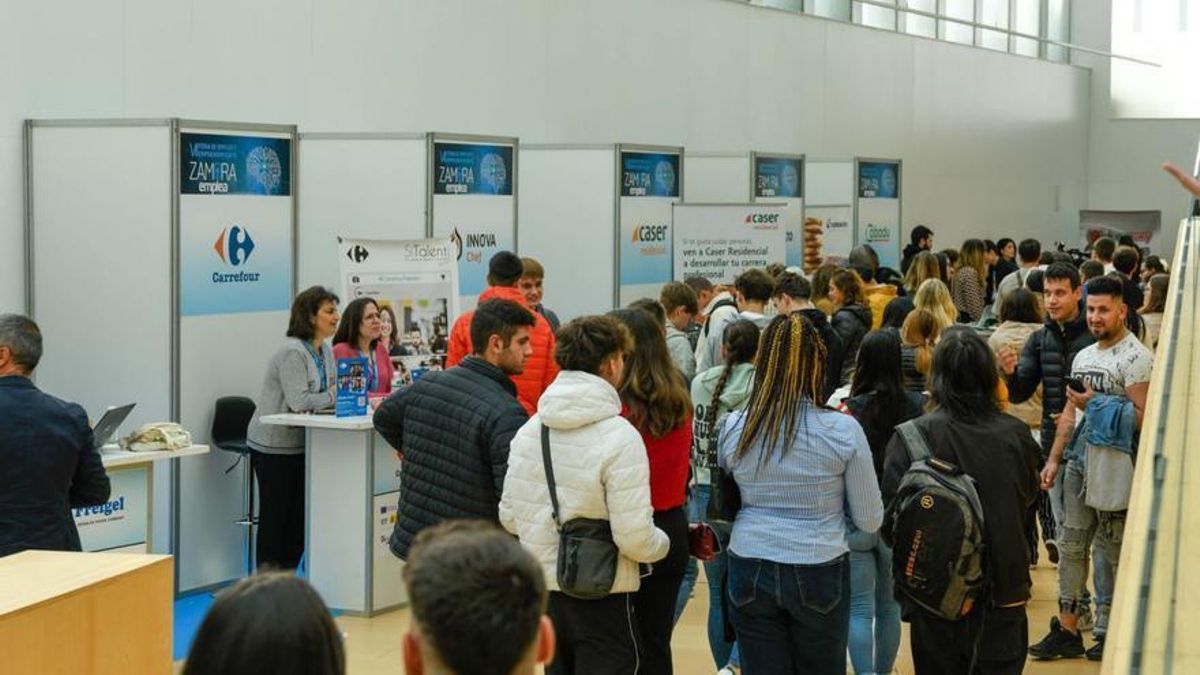 Un grupo de jóvenes participa en una feria de empleo en Zamora.