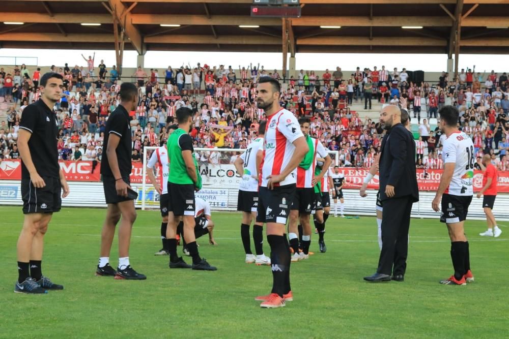 Los jugadores del Zamora CF lamentan la derrota