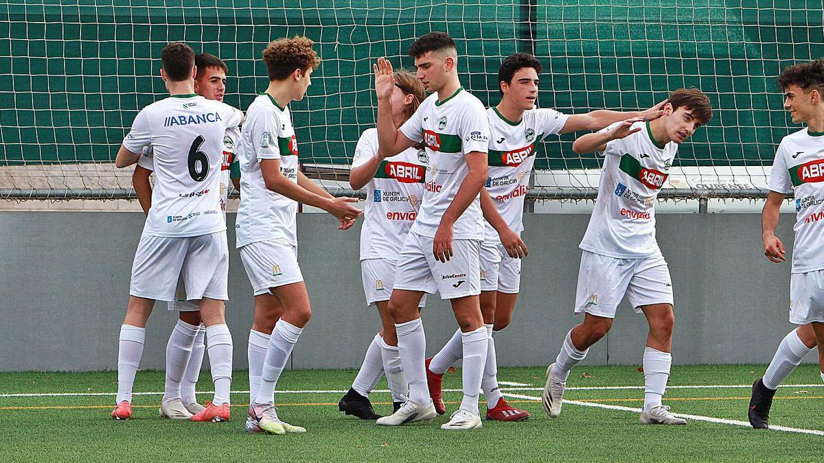 Los jugadores del Pabellón celebran uno de los tres goles sobre el Lugo, ayer en el campo de fútbol de Os Remedios. |  // IÑAKI OSORIO