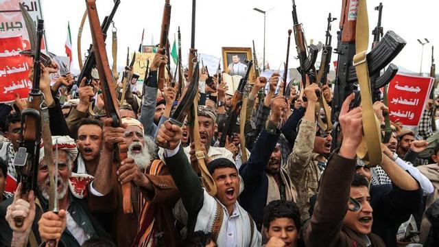 Simpatitzants iemenites del moviment houthi exhibeixen les seves armes durant una protesta a Sanà. | MOHAMMED HUWAIS / AFP