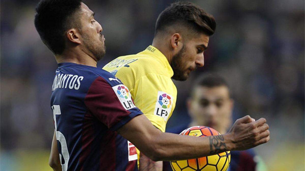 Mauro dos Santos y Samu García en el Villarreal-Eibar