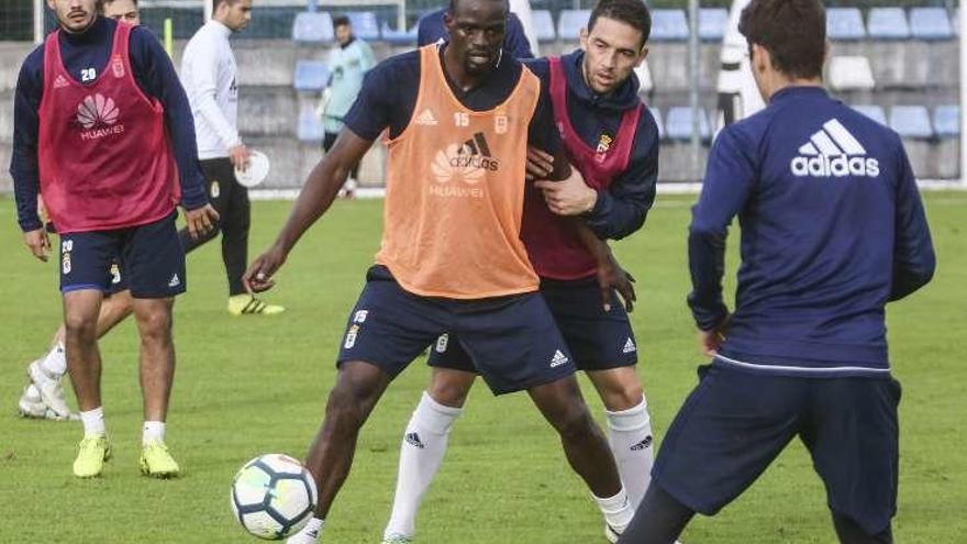 Mariga, con el balón, agarrado por Rocha y con Cotugno a la izquierda, ayer en el entrenamiento celebrado en El Requexón.