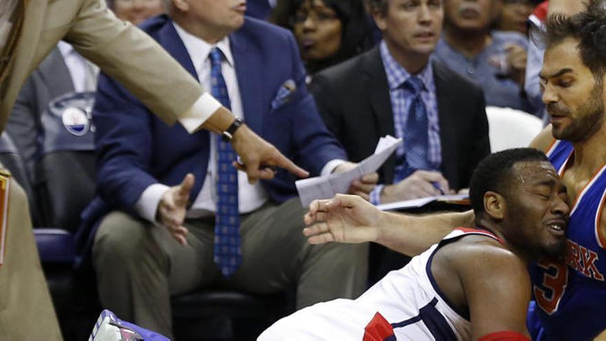 José Manuel Calderón, en el suelo con John Wall.