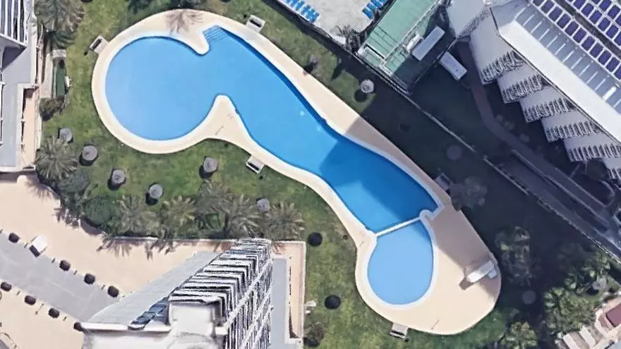 La piscina de unos apartamentos de Benidorm se vuelve viral por su forma de pene