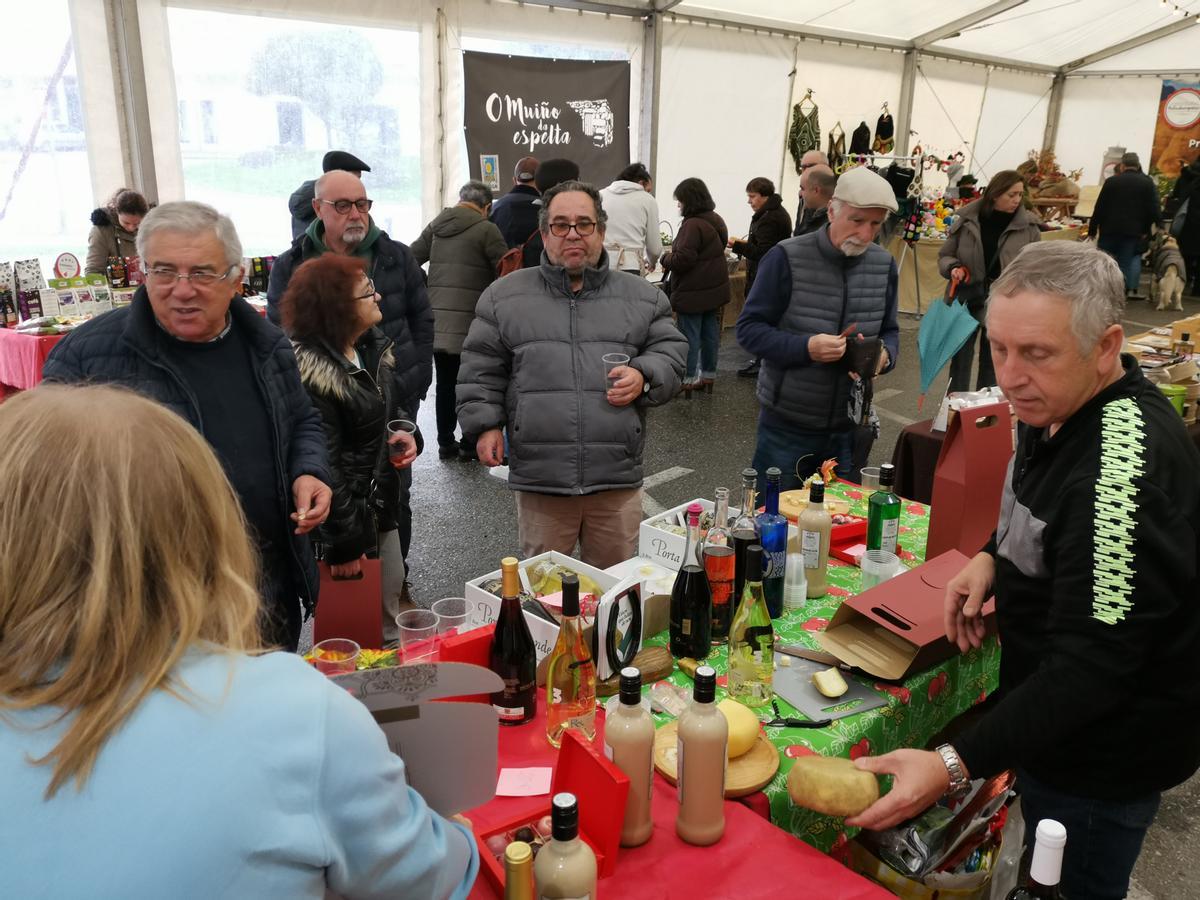 Uno de los puestos del mercado ecológico y artesanal de Bueu.