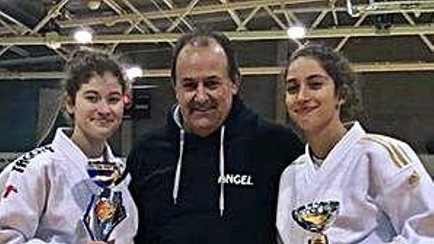 Las zamoranas posan con sus medallas.