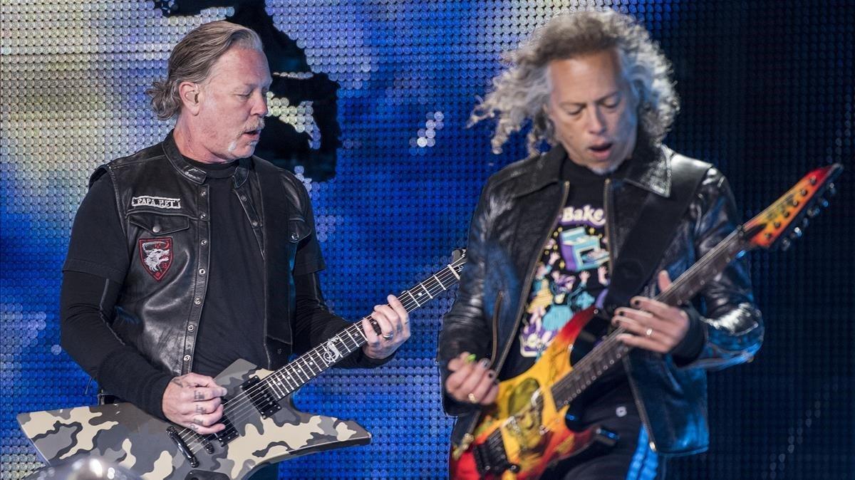 James Hetfield y Kirk Hammett, de Metallica, durante el concierto en el Estadi Olímpic.