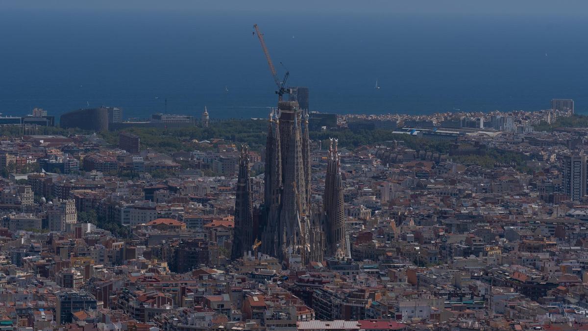 Archivo - Vista panorámica de Barcelona, con La Basílica de la Sagrada Familia al fondo.