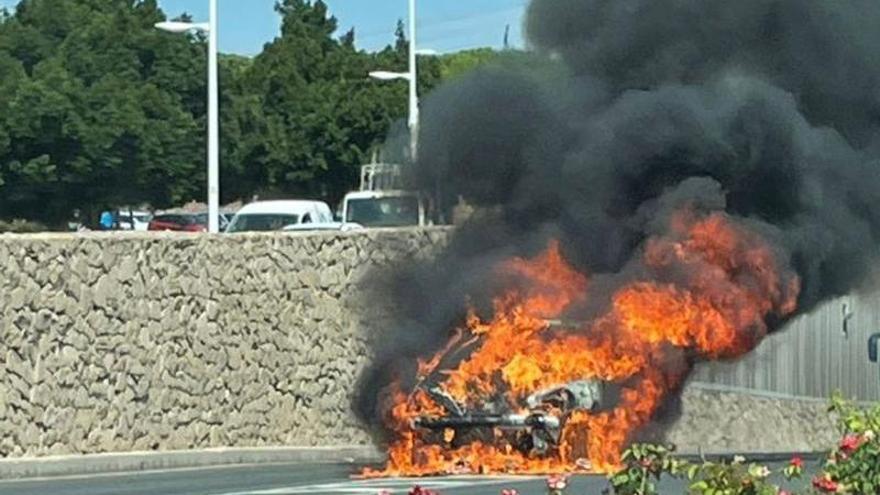 Imagen del incendio del vehículo en Alicante.