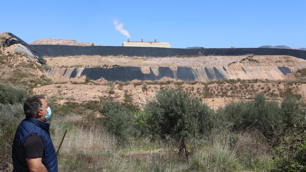 El vertedero está pegado al barranco del Regatell, con el riesgo que entraña ante posibles desprendimientos.