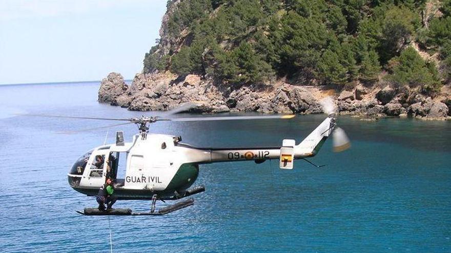Un helicóptero de la Guardia Civil durante una operación de rescate en Mallorca.
