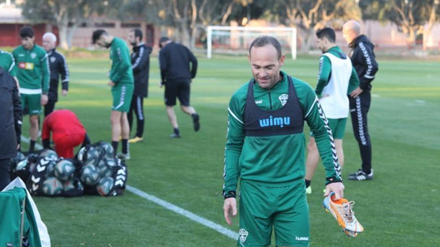 Nino, durante el entrenamiento de este lunes en el polideportivo de Altabix