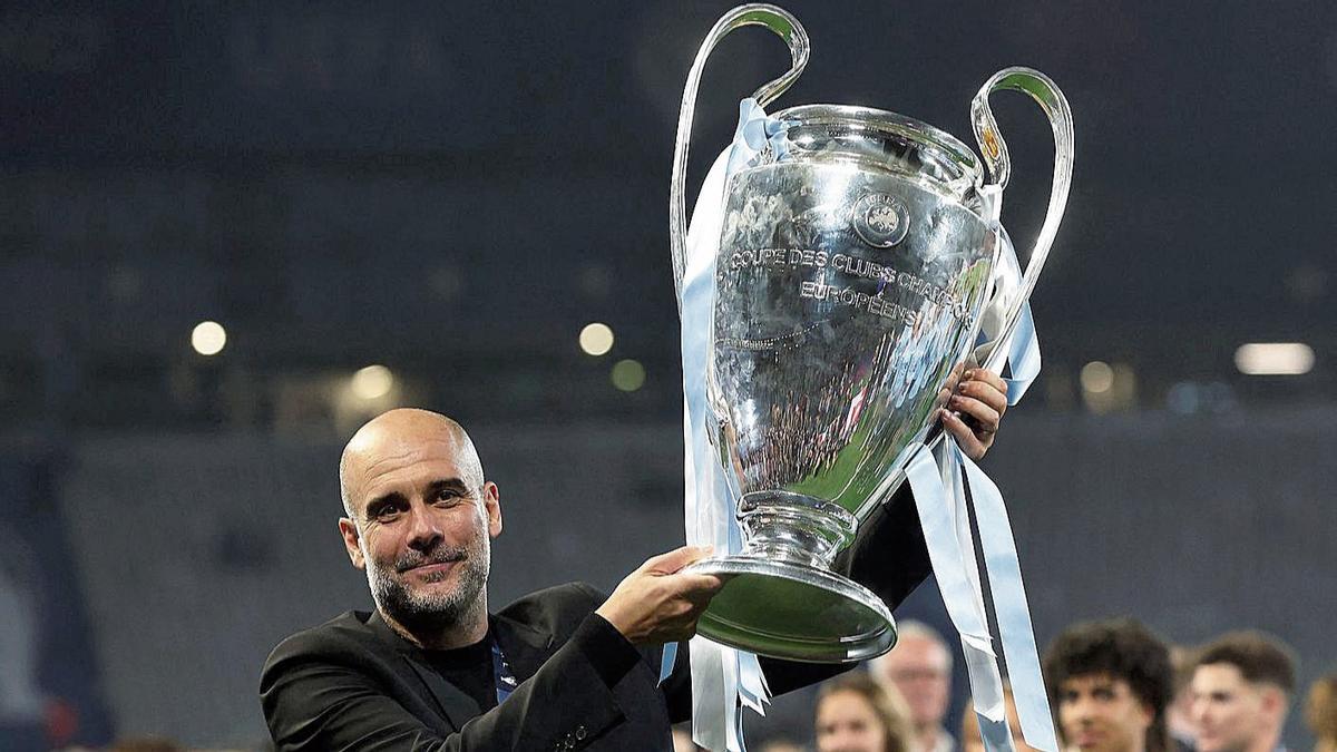 Guardiola exhibe la Champions de 2023 conquistada por el Manchester City en Estambul.