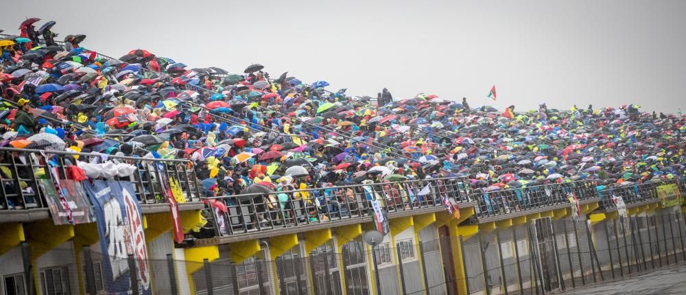 Más de 170.000 valientes desafían a la lluvia en Cheste