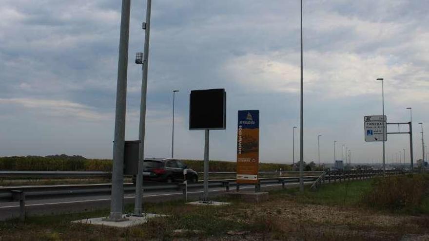 Señalización de uno de los radares en la zona castropolense del puente.