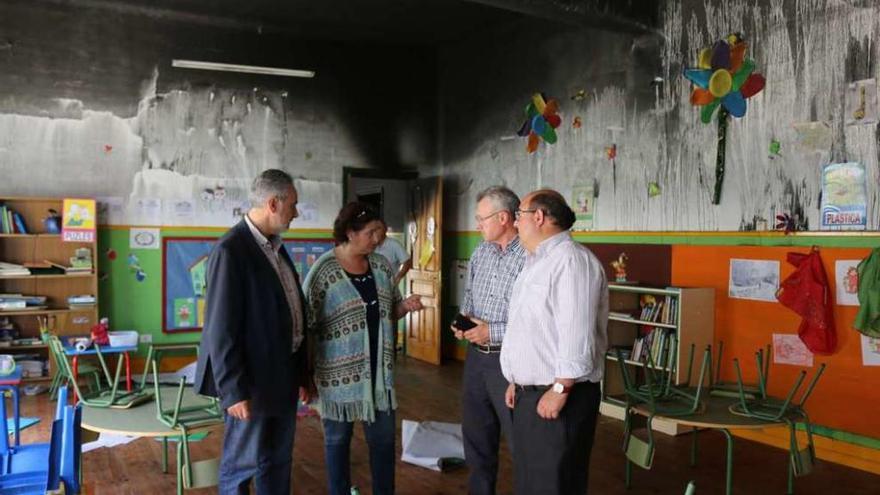 Cores Tourís, Esperanza Iglesias, Jesús Mª Fernández y César Pérez Ares, en la escuela.  // C.D./E.G.