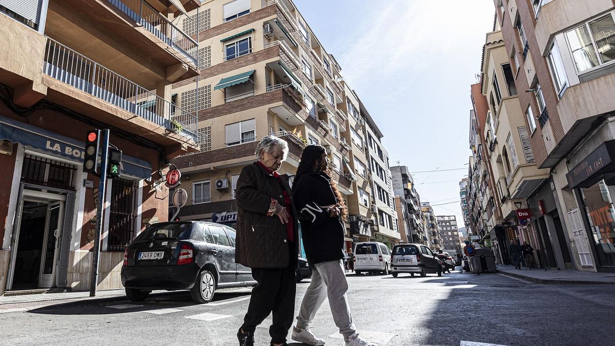Dos mujeres cruzan la calle Pintor Gisbert de Alicante, en una imagen reciente.