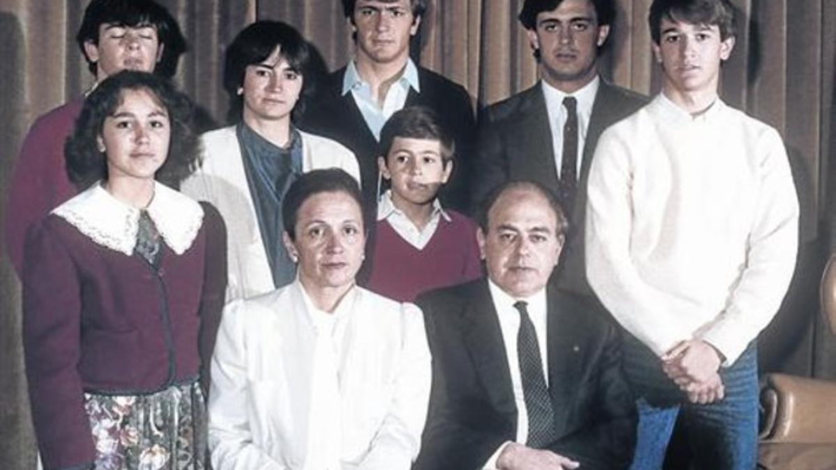 LA FAMILIA, EN 1986 1. Oriol está imputado en el 'caso ITV' por cohecho y tráfico de influencias. 2. Mireia está imputada por la regularización de un millón de euros en Andorra. 3. Marta está imputada por la regularización de 838.194 euros en Andorra