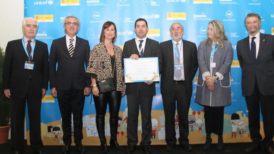 En el centro Aroa Mira y Antonio Francés tras recibir el reconocimiento.