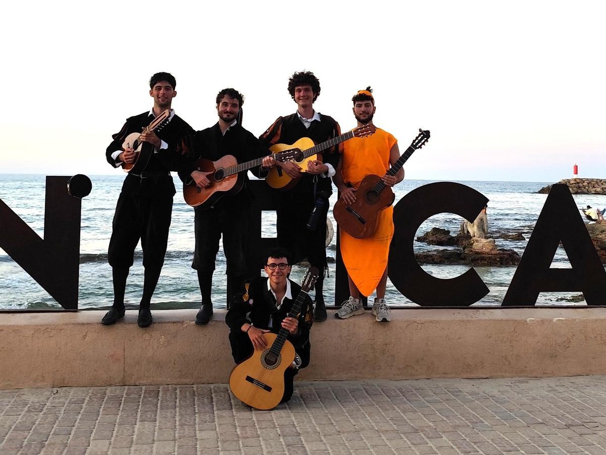 Los miembros de la tuna de València durante el viaje en Mallorca en el que fueron multados.