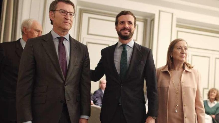 Alberto Núñez Feijóo, Pablo Casado y Ana Pastor, ayer, en Madrid. // Eduardo Parra