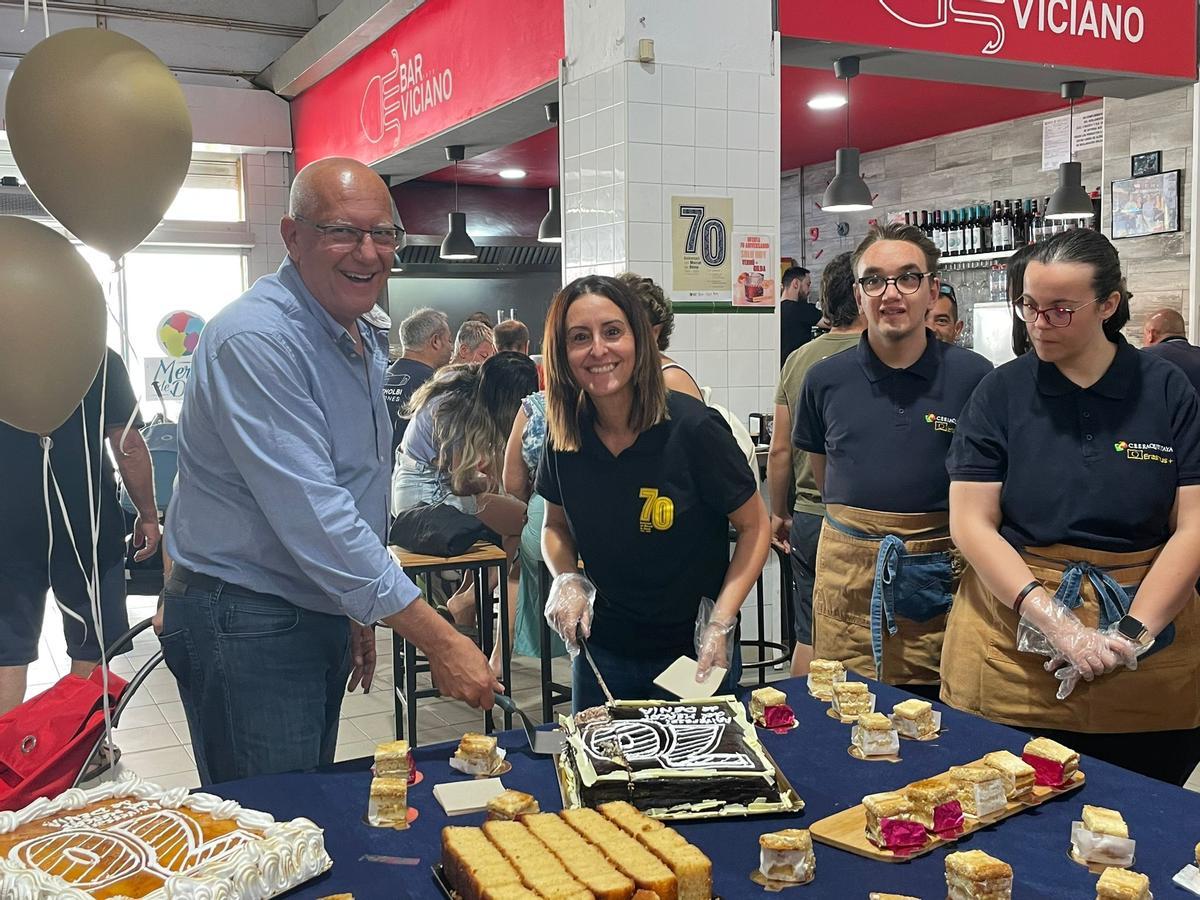 El alcalde y la concejala de Mercados cortan una de las tartas