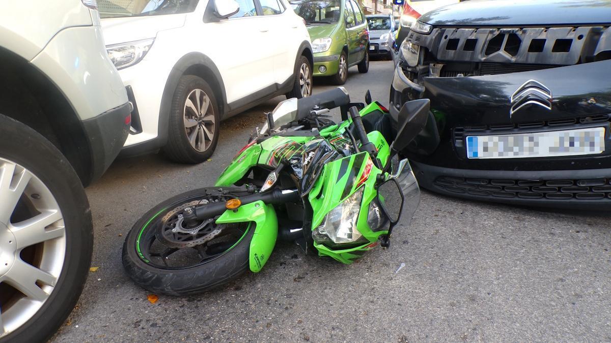 Estado en el que quedó la motocicleta tras el accidente de tráfico.