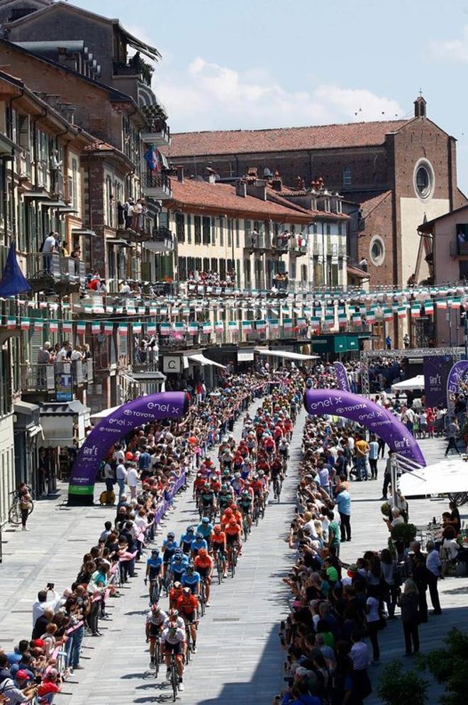 El pelotón recorre la ciudad de Saluzzo durante la etapa doce de la carrera ciclista del 102º Giro de Italia, 158 km desde Cuneo hasta Pinerolo.