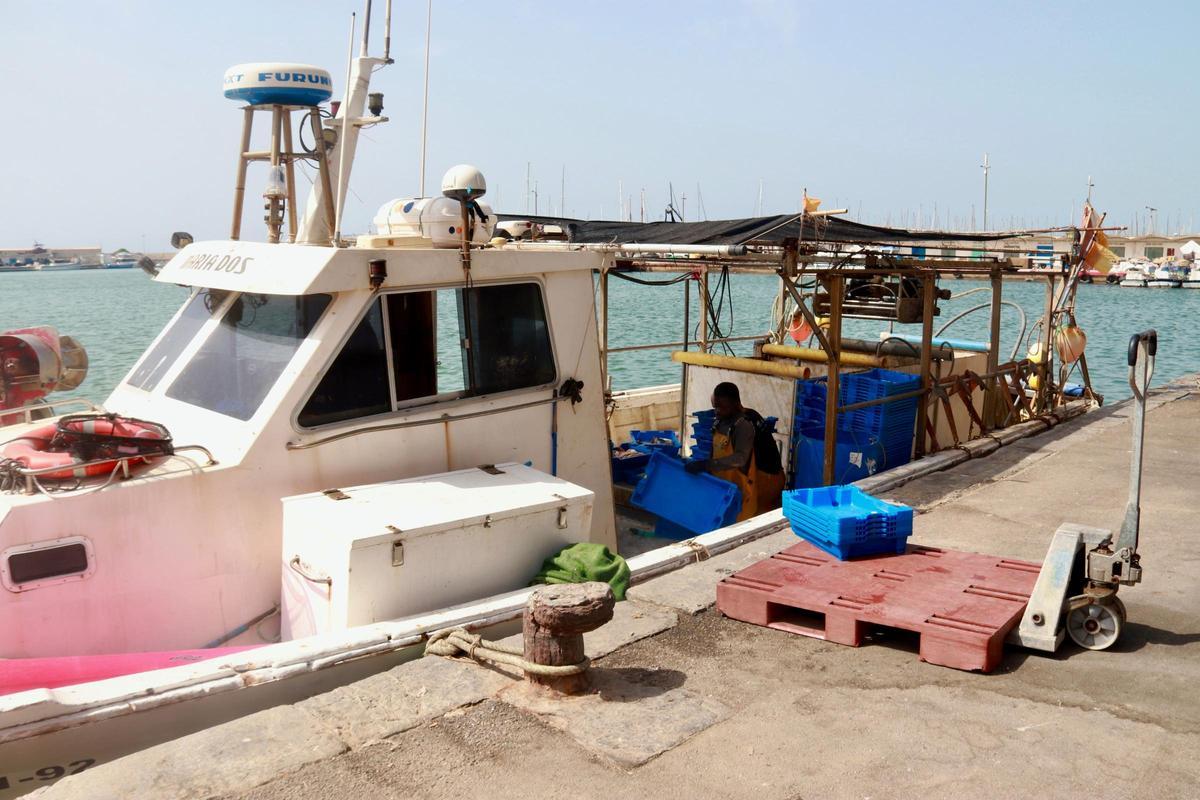 Una barca de pescadores amarrada en el puerto de Vilanova i la Geltrú