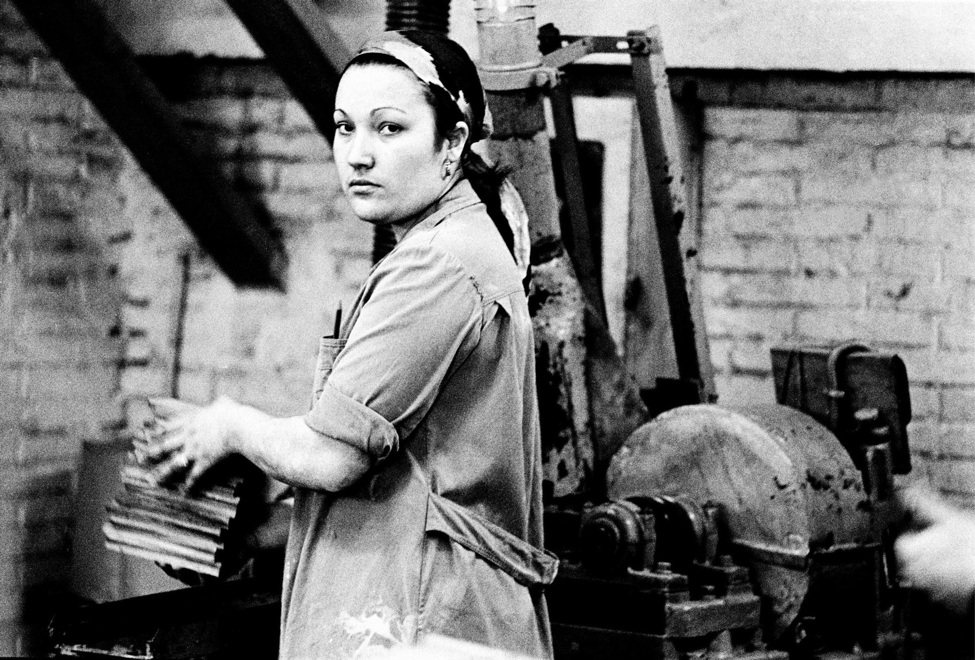 "Obrera en la fábrica", 1976