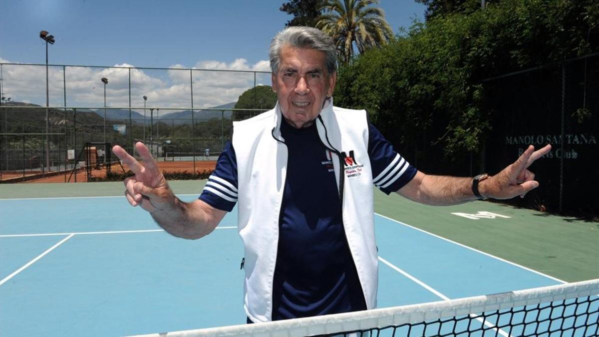 Manolo Santana en su club de tenis en Marbella