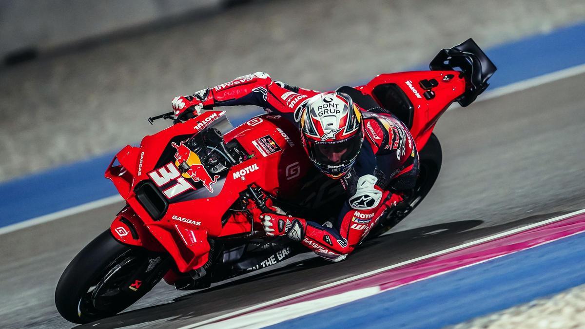 Pedro Acosta, a los mandos, en Catar, de su nueva GasGas de MotoGP.