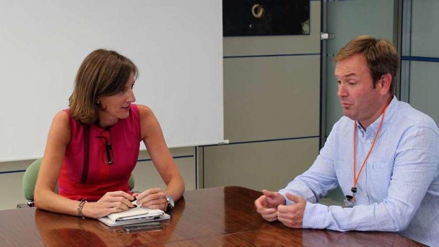 El alcalde de Sada, a la derecha, durante su encuentro con la directora general de Sostenibilidad de la Costa.