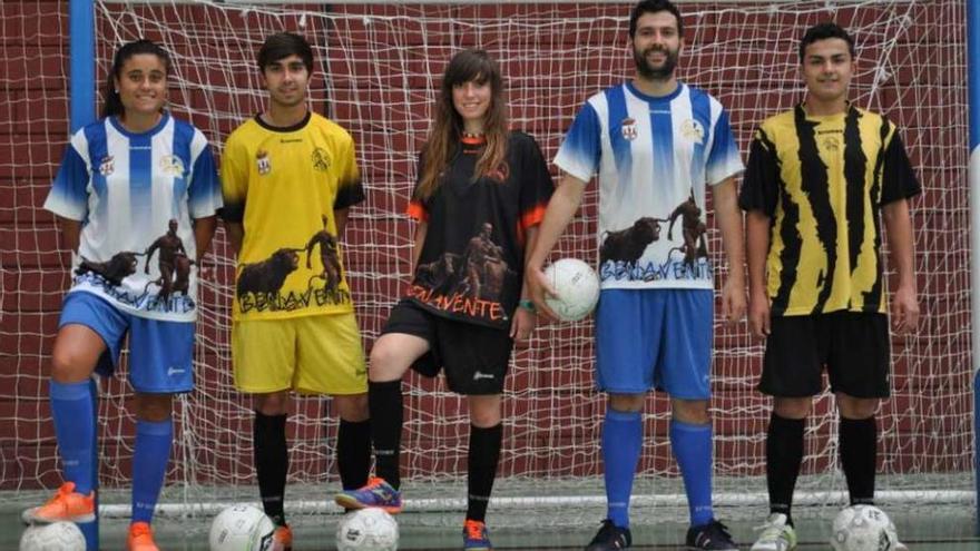 Jugadores de distintos equipos del Atlético Benavente posan con las camisetas oficiales.