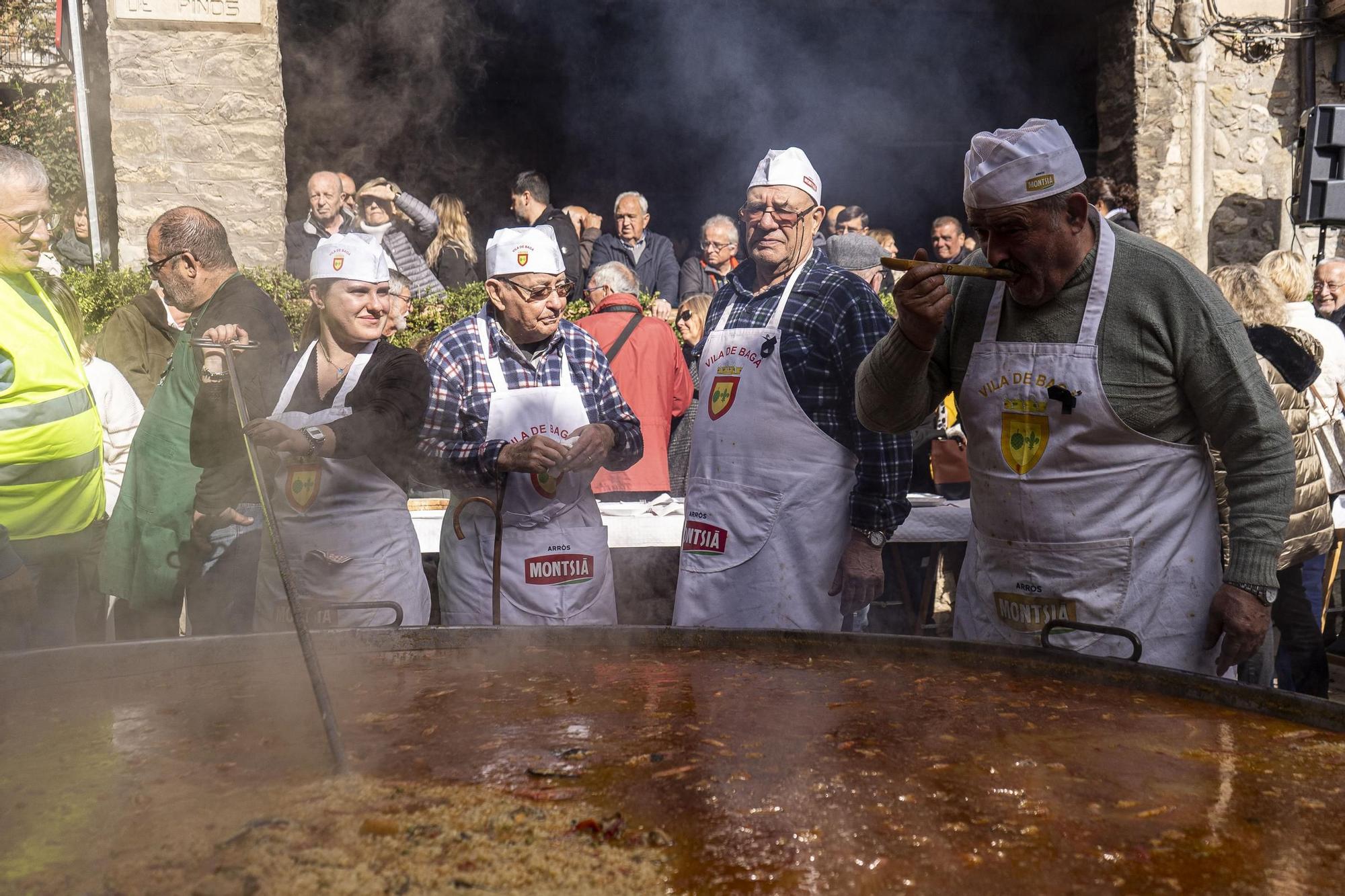 Bagà cuina el seu popular arròs per 2.500 persones